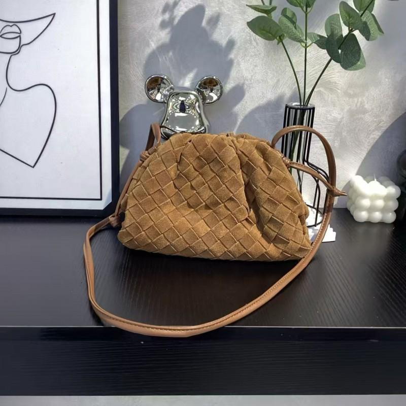 2025 New Retro Style Matte Suede Cloud Bag Magnetic Suction Opening Hand-knitted 22x12x7cm