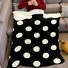 Schwarz-Weiß gepunktete Flanelldecke Warm Weich Halloween Weihnachten Sofa Warm Gemütlich Dekorative Dekoration Geschenk für Jede Jahreszeit