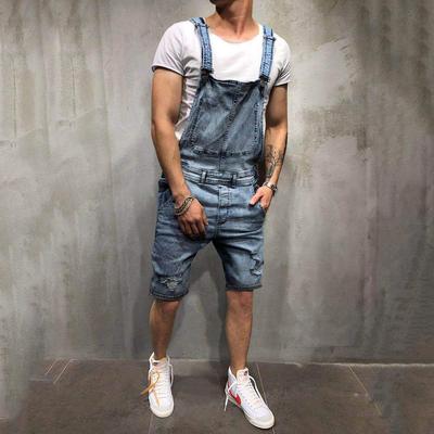 Módní pánské šle, džínové overaly, roztrhané džínové šortky, populární trendy pracovní oblečení