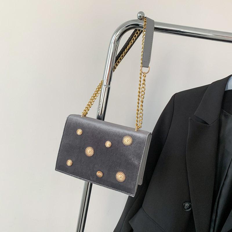 

Женский темперамент простая сумка-маленькая сумка интернет-знаменитости женская 2025 весна новая универсальная ins сумка-мессенджер текстурная маленькая квадратная сумка серый