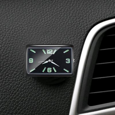 Minimalistické hodiny na palubní desce se zeleným displejem, tenké interiérové hodinky, digitální zobrazení času moderního vozidla