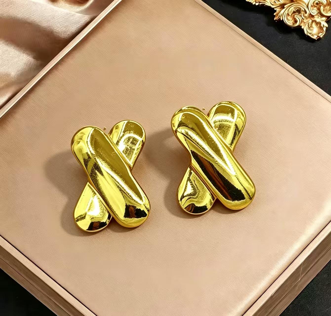 Stainless steel high-end gold earrings, niche design light luxury metal studs, temperament earrings