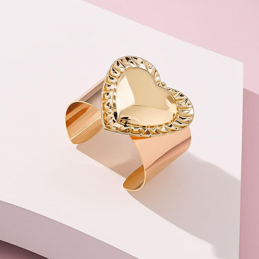 Exquisite French Temperament Jewelry Personalized Temperament Love Earrings Fashion Light Luxury Retro Versatile Metal Earrings