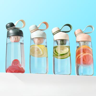 Latem plastikowe kubki o dużej pojemności są urocze i cenione, a panie wygodnie noszą przenośne kubki do czajników sportowych na świeżym powietrzu.