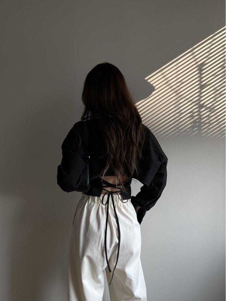 Korea 2025 Podzimní móda Slim Fit Halenka s odhalenými zády a křížovým vázáním, dlouhým rukávem a klasickým límečkem