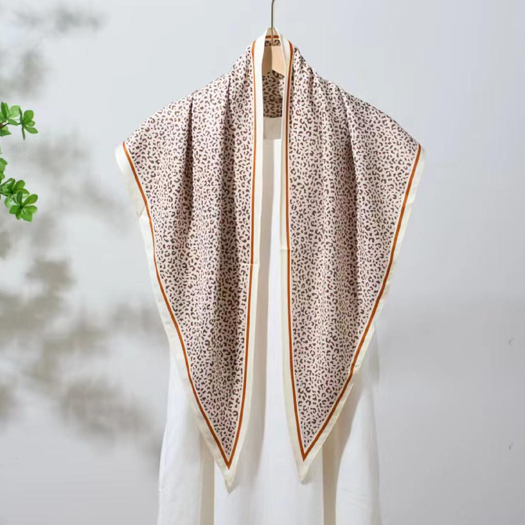 Retro old money wind cashew flower triangle scarf women's fashion high sense versatile decoration outer silk scarf scarf fart curtain tide