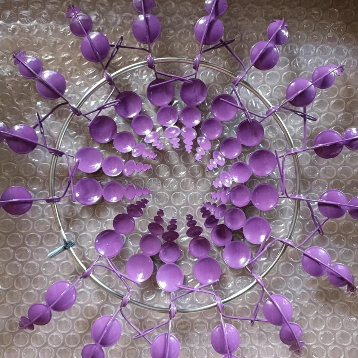 

1 шт. Яркая кинетическая ветряная мельница, завораживающая 3D металлическая садовая вращающаяся игрушка, устойчивая к погодным условиям, для украшения двора и патио фиолетовый