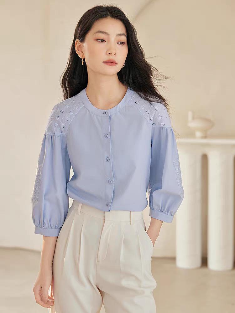 

Женская шикарная белая французская рубашка с рукавом семь восьмых, приталенного силуэта, с ажурной вышивкой - Коллекция Лето 2025 Extra Large светло-синий