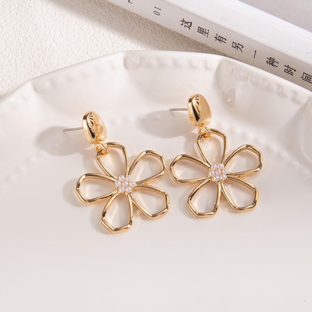 Retro Hollow Big Flower Pearl Stud Earrings, Light Luxury Design Sense, Simple Personality Temperament Earrings Women