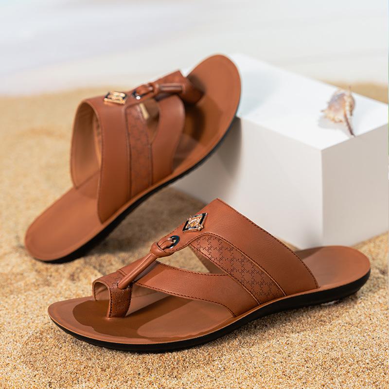 Men Wearing Flip-flops In Summer Are Casual, Simple and Versatile, with Flip-flops and Anti-slip Beach Sports Sandals