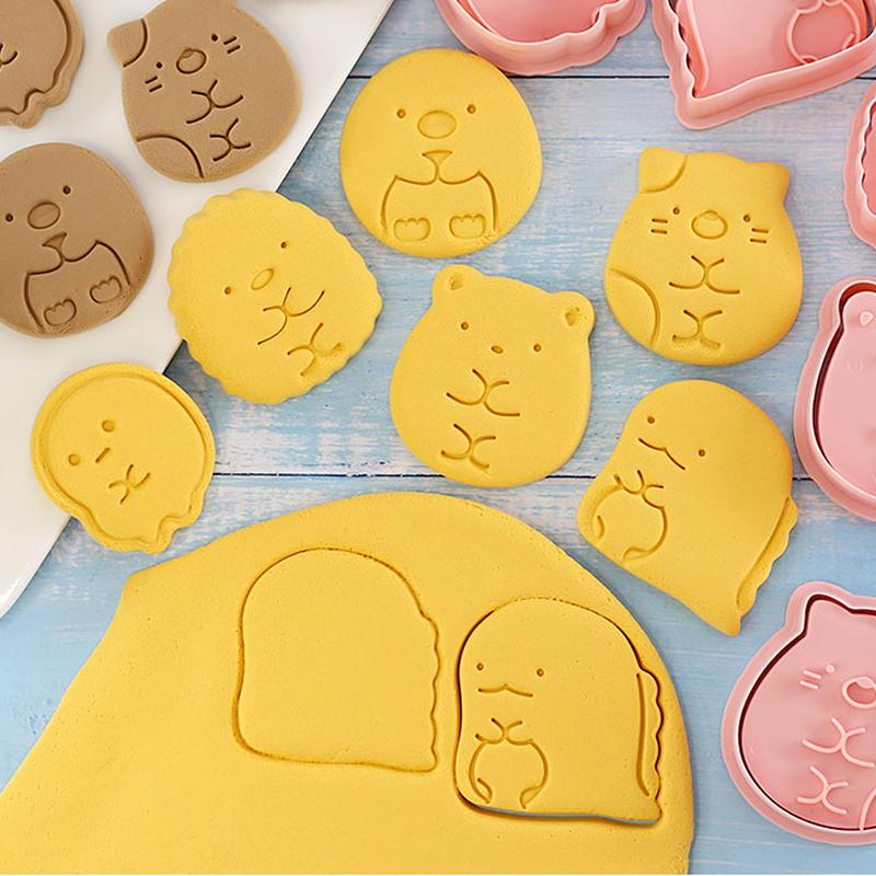 6Pcs/Set DIY Cartoon Biscuit Mould Christmas Cookie Cutters 3D Cartoon Cookie Stamp Plastic Baking Mould