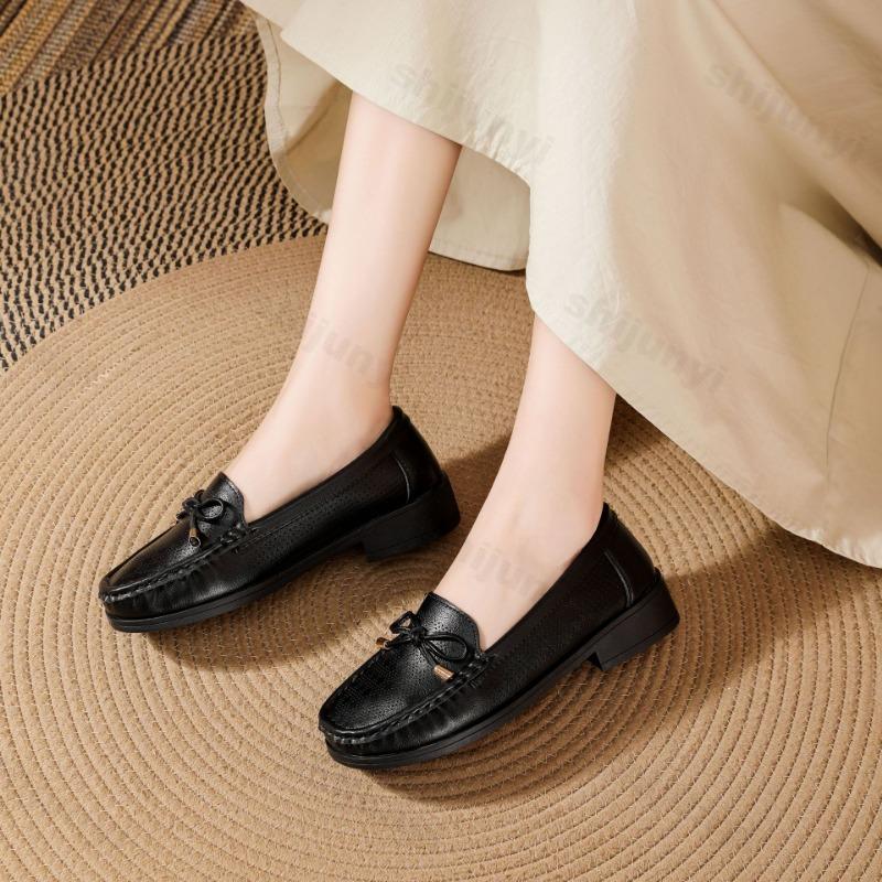 Spring Summer Women's Shoes Soft Soles Lightweight Loafers Hollow Out Breathable Flats Women Non Slip Comfortable Casual Shoes