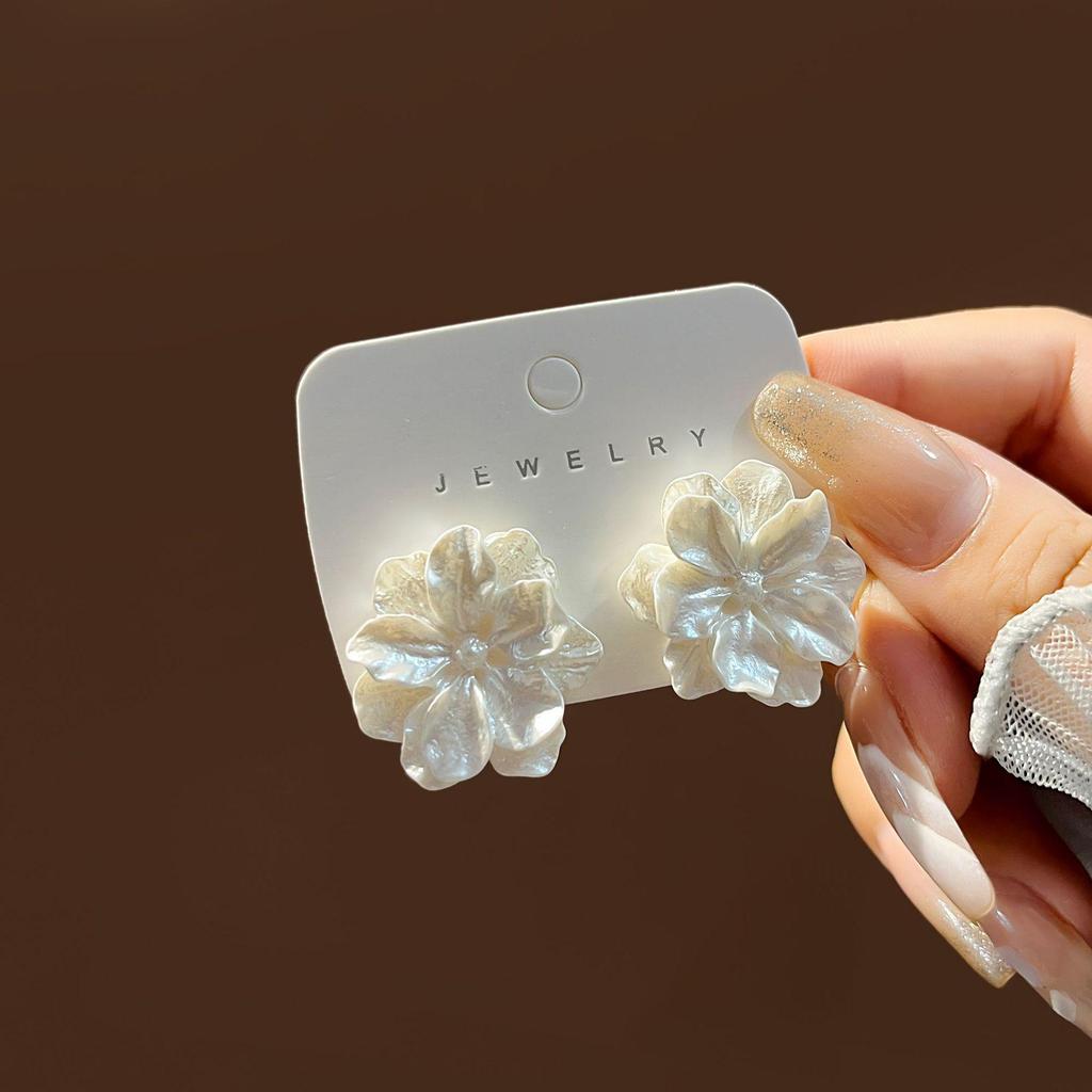 Zilveren Naald Koreaanse Witte Bloemblaadjes Schelp Oorbellen met Transparante Bloem en Parel Kwastje Stud