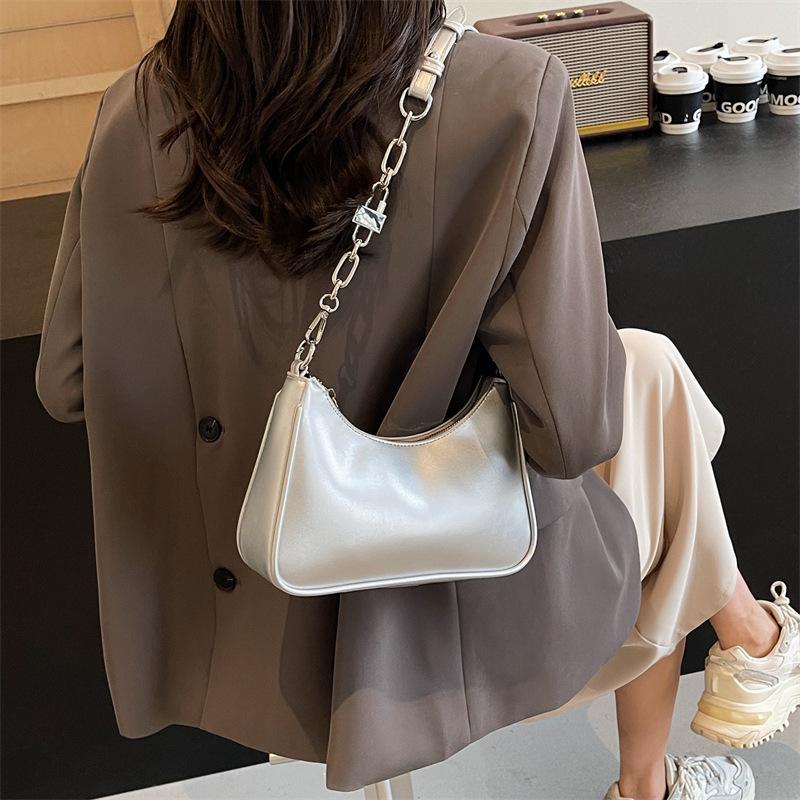Spring and summer new commuter bag fashion shoulder dumpling bag handbag texture chain underarm bag female tide