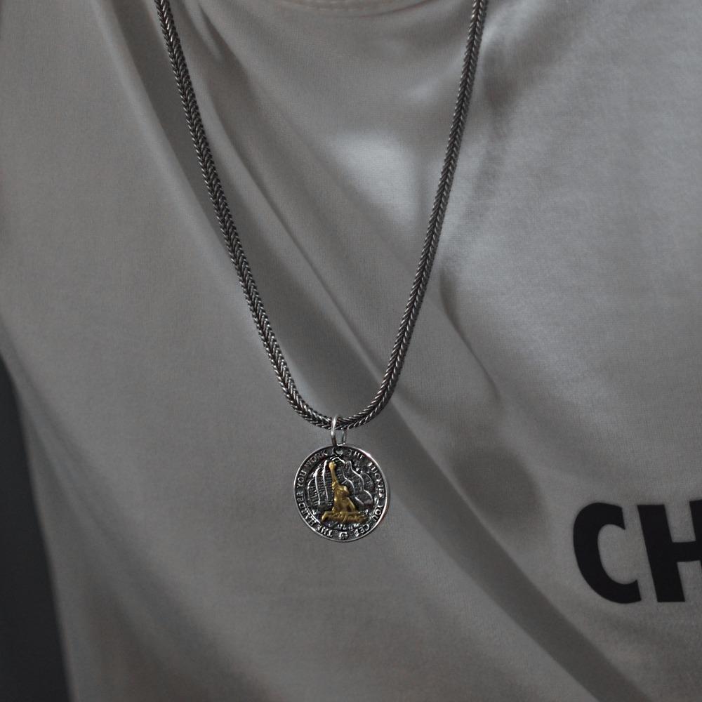 Vintage Runder Anhänger für Männer Mehrlagig und Personalisierte Hip Hop Klee Münz Halskette