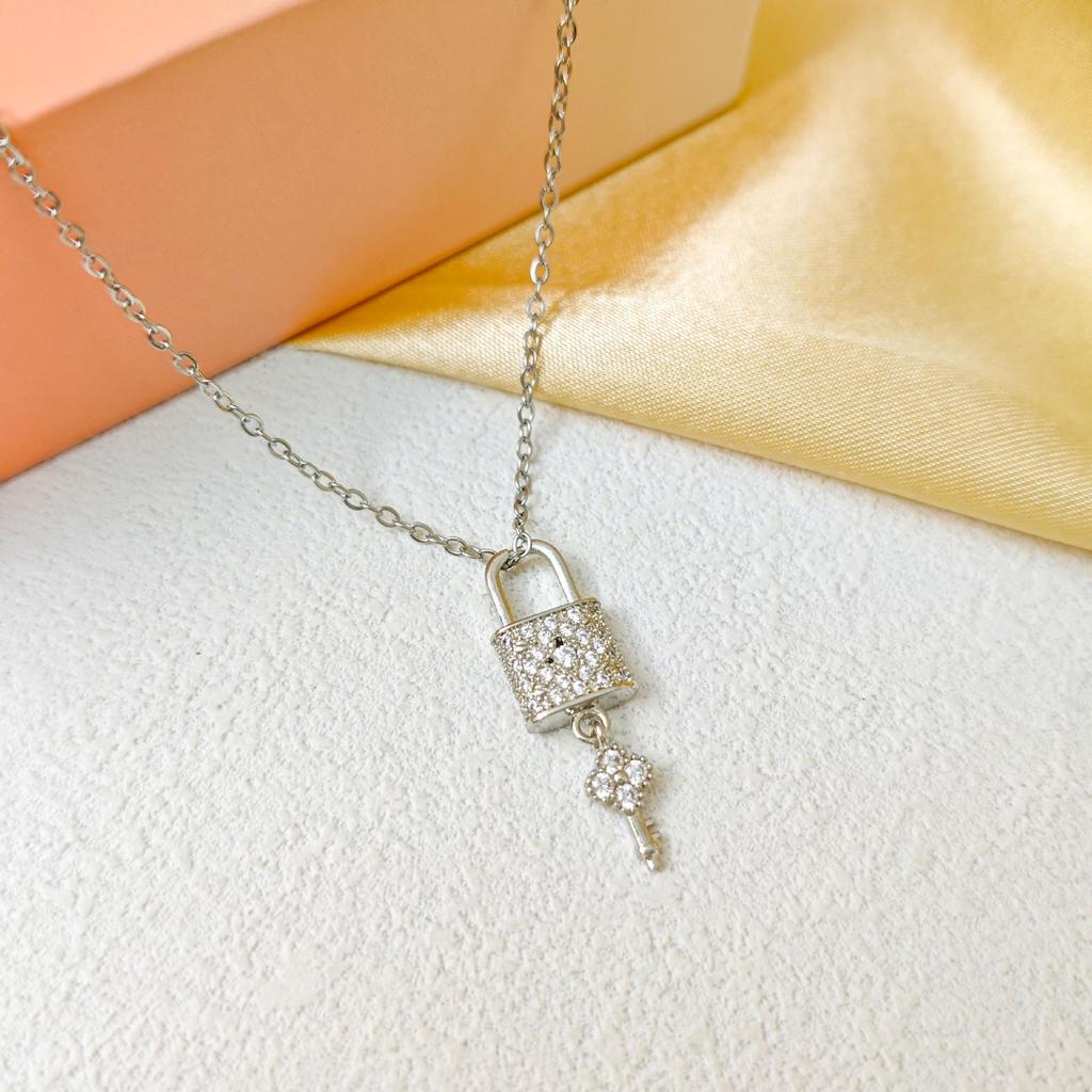 Women's Titanium Steel Key Lock Necklace - Simple, Trendy, Cold Aesthetic Collarbone Chain with Niche Design