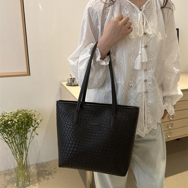 Urban Chic Large Capacity Tote Bag For Women 2024 Summer Woven Design Versatile Shoulder Bag