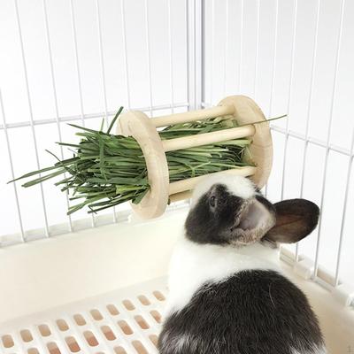 Kaninchen Heu Feeder Rack Hängen Fütterung Station Einfach zu Installieren Weniger Abfall Lebensmittel Zylindrischen Holz