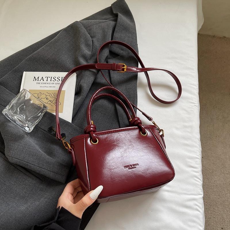 

New oil wax leather retro shoulder bag 2025 summer fashion commuter small square bag niche fashionable foreign style messenger bag