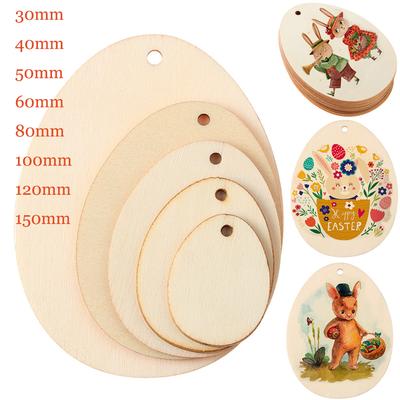 Décorations de Pâques artisanales naturelles en bois, dessinées à la main, avec des graffitis et des tranches de bois.