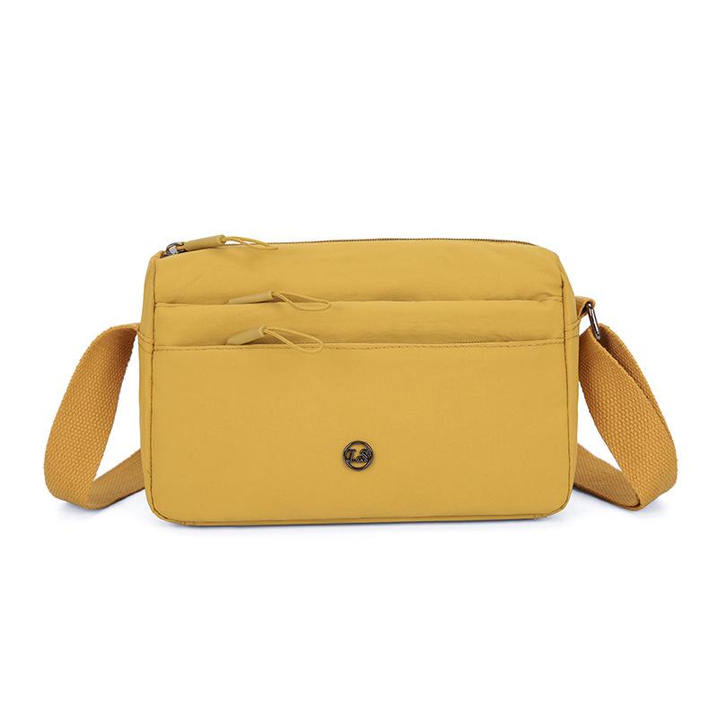 Un Sac Bandoulière Monépaule pour Femme Associé à un Petit Sac Carré Léger