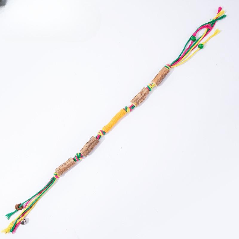 Corda colorata Legno Eupatorio Perfoliatum Giocattolo per gatti Bastoncino con galle di frutta Masticare e molare Pulizia dei denti Campanella Giocattolo interattivo