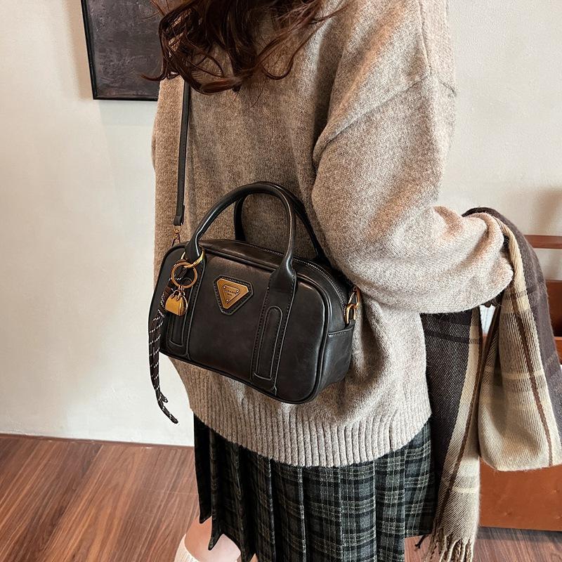 Winter Retro Portable Red Bag Women's 2025 New Fashion Versatile Small Square Bag Simple Versatile Messenger Bag