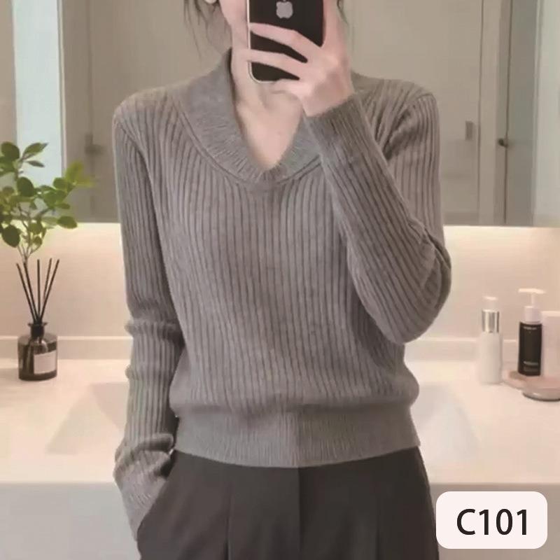 French Retro Solid Color V-neck Knitted Sweater for Women in Autumn and Winter, High-end Slimming Inner Layering Top onesize