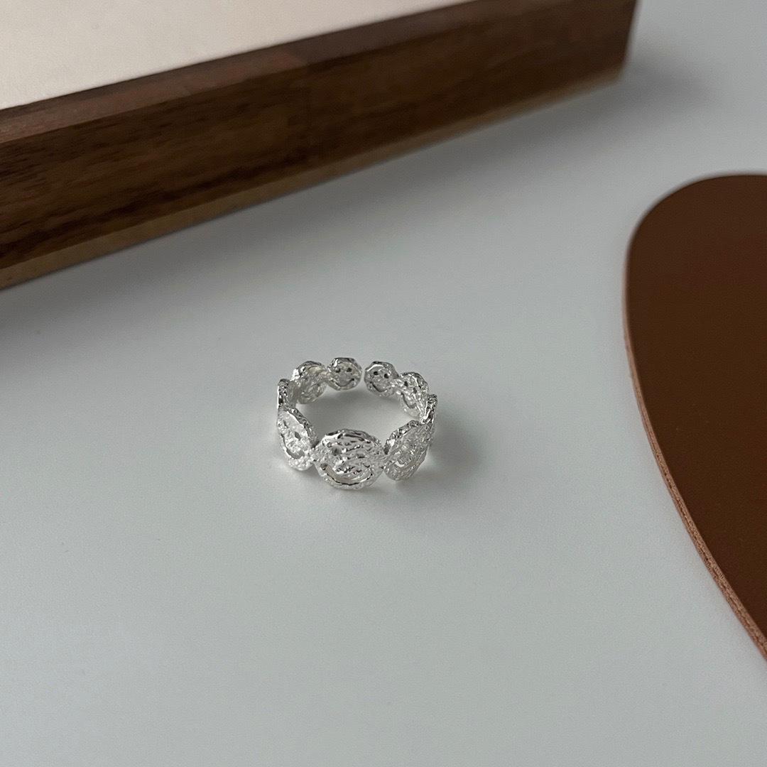 

Xiaohongshu Женское роскошное кольцо из стерлингового серебра S925 - Нишевый дизайн, Не тускнеющее, Модное на указательный палец. Adjustable open size