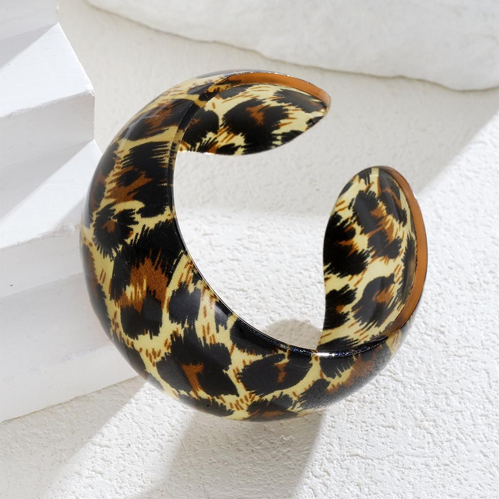Vintage Exaggerated Leopard Print Resin Cuff Bangles for Women Fashion Sexy Y2K Thick Wide Bracelets Beach Jewelry Gift 2026 New