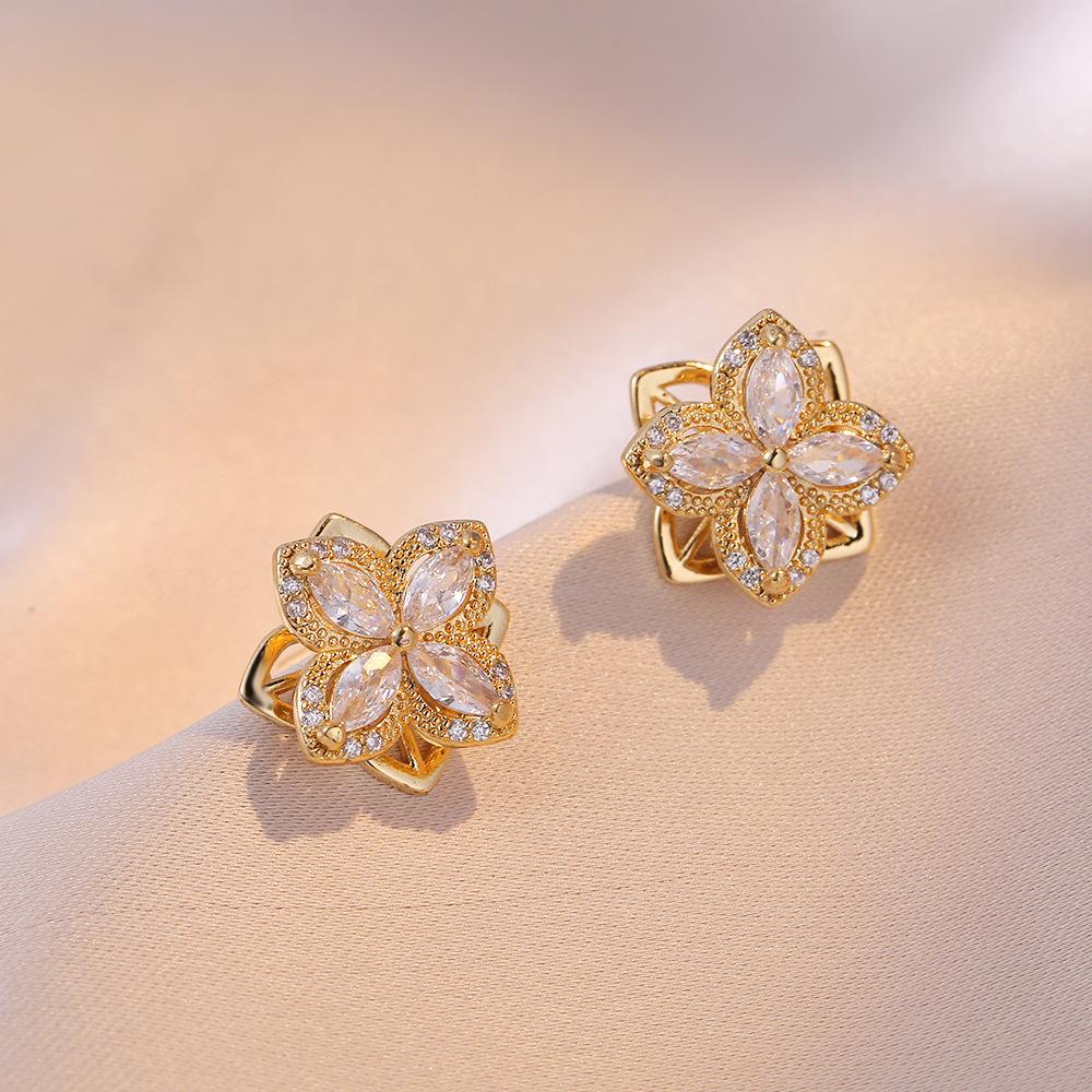 

Модное женское ожерелье золотой