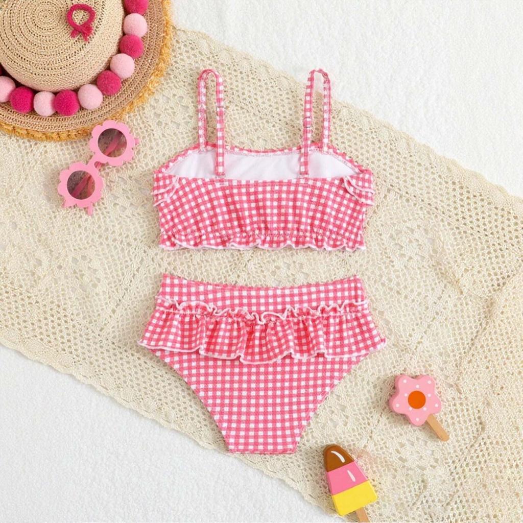 Mergaitei dviejų dalių bikini maudymosi kostiumų komplektas su banguotu krašteliu viršutine dalimi ir sijonėliu apačioje, reguliuojamomis petnešėlėmis, lengvas, greitai džiūstantis maudymosi kostiumas vaikams
