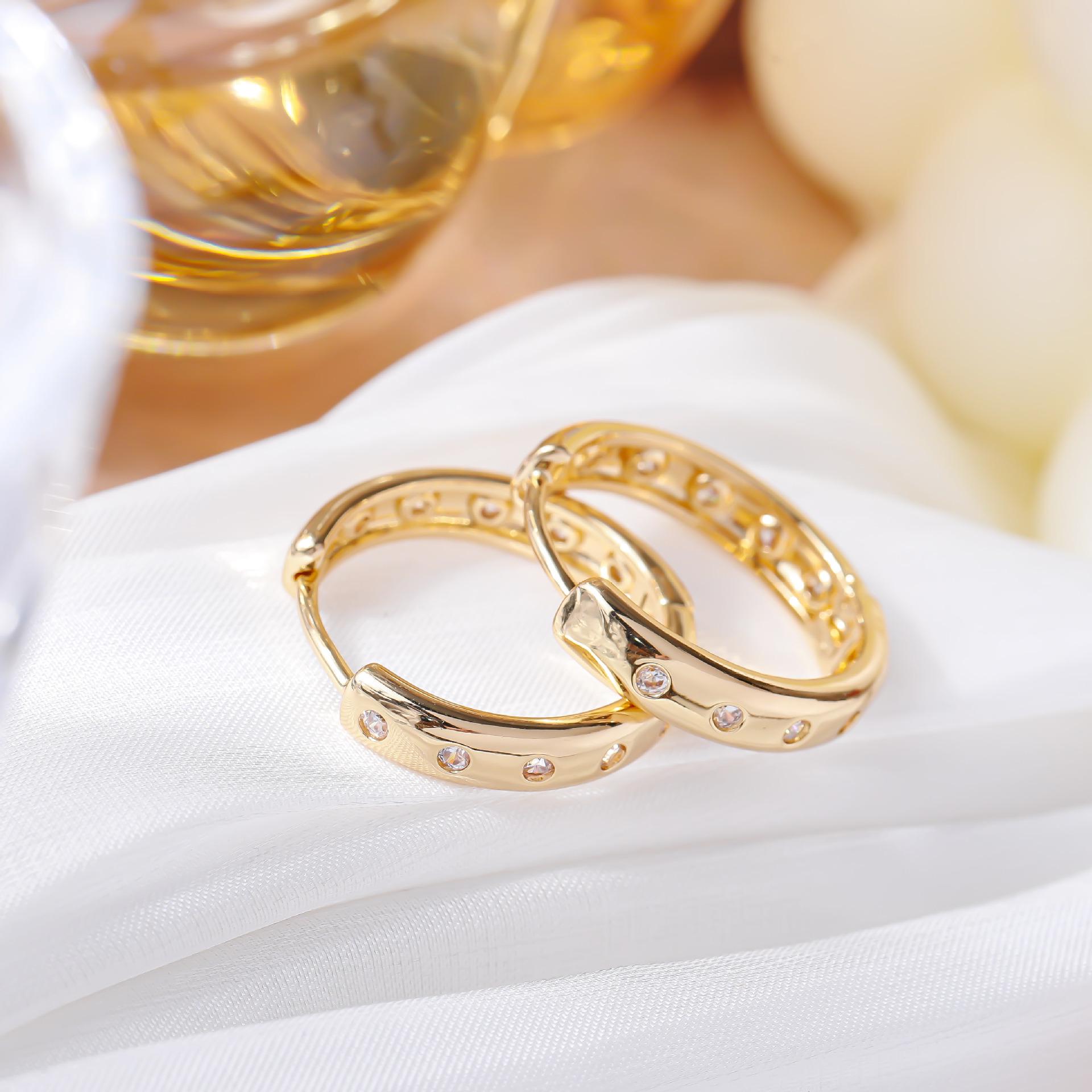 Korean Micro-Set Elegant Diamond Ear Hoops: Classic, Versatile, Luxurious Design