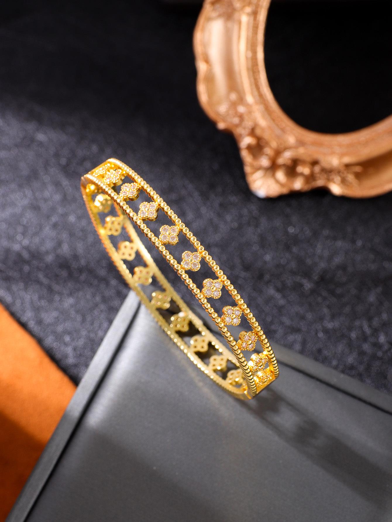 

Модный пасторальный стиль Корейский женский браслет с цирконом в виде четырехлистного клевера - Легкая роскошь, Универсальное украшение золотой