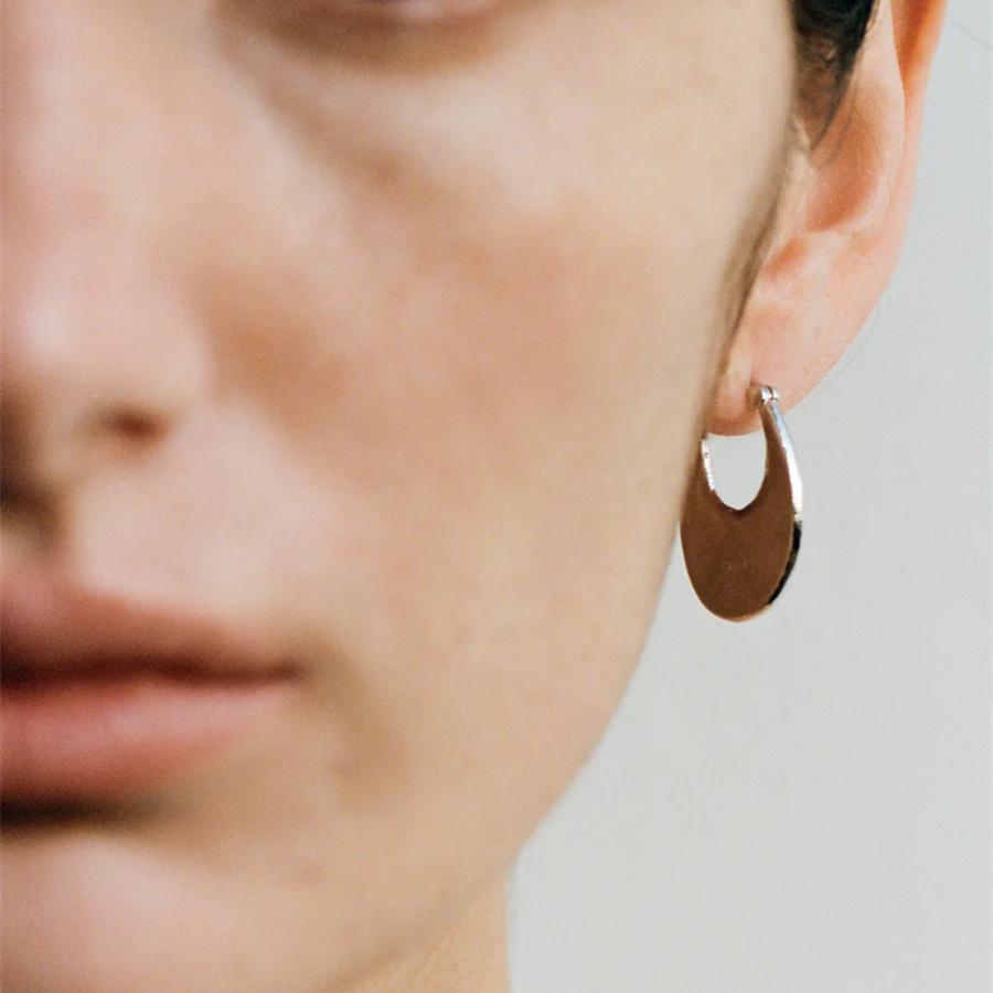 High-Grade Metal Texture Oval Round Hole Earrings Women'S Niche Light Luxury Fashion Personalized Copper-Plated Real Gold Earrings
