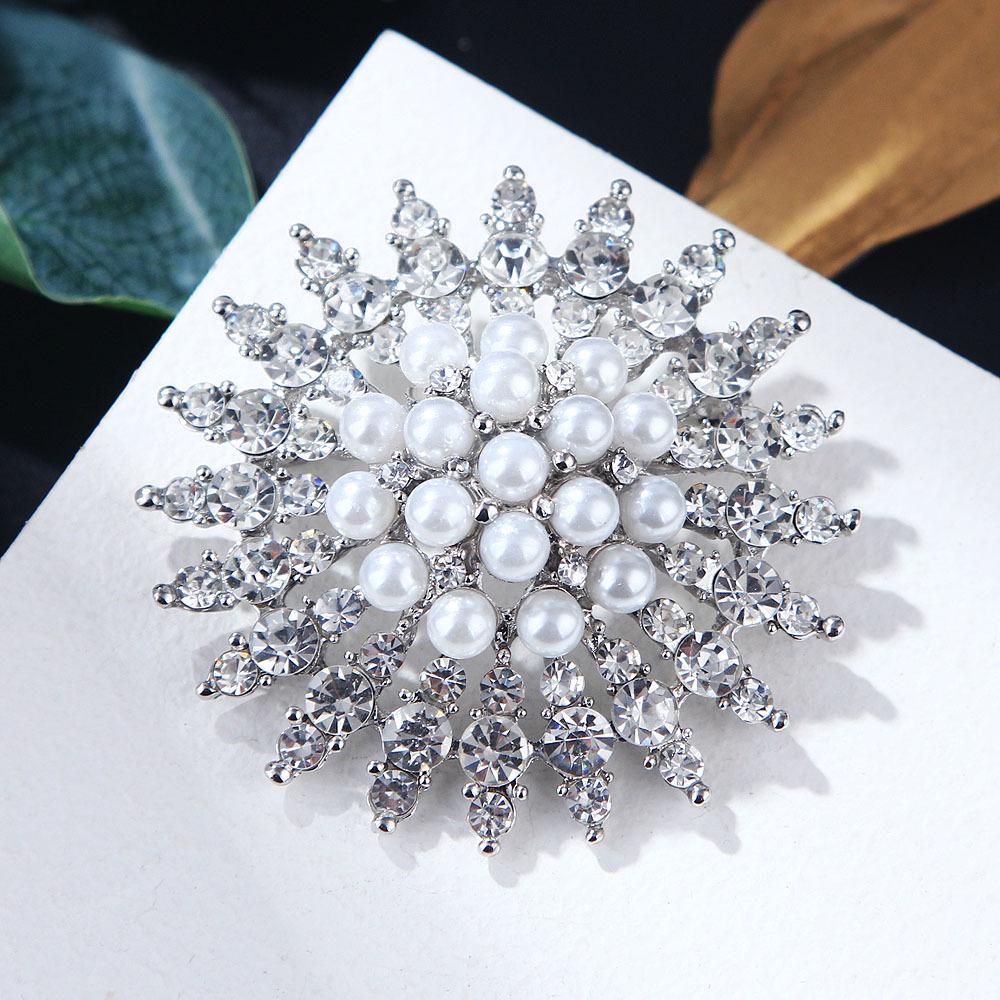 Snowflake Vintage Pearl Brooch Female Autumn and Winter Temperament Brooch Scarf Buckle Environmental Alloy Clothing Accessories Cute Style BFF Gift