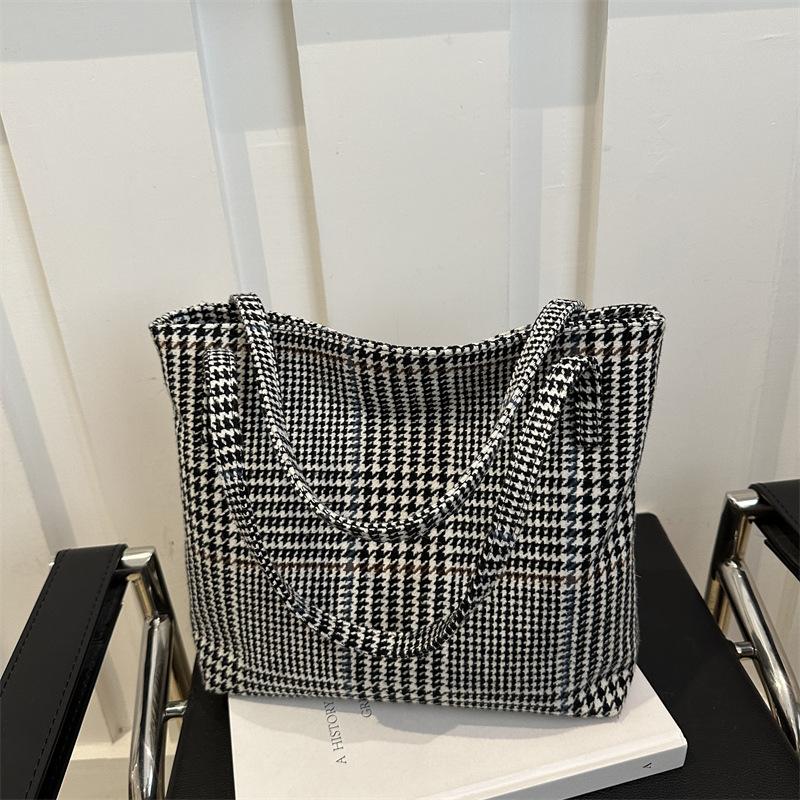 Black and White Grid Striped Large-capacity Portable Tote Bag Versatile Shoulder Bag Women's Spring New 2025 Shoulder Bag