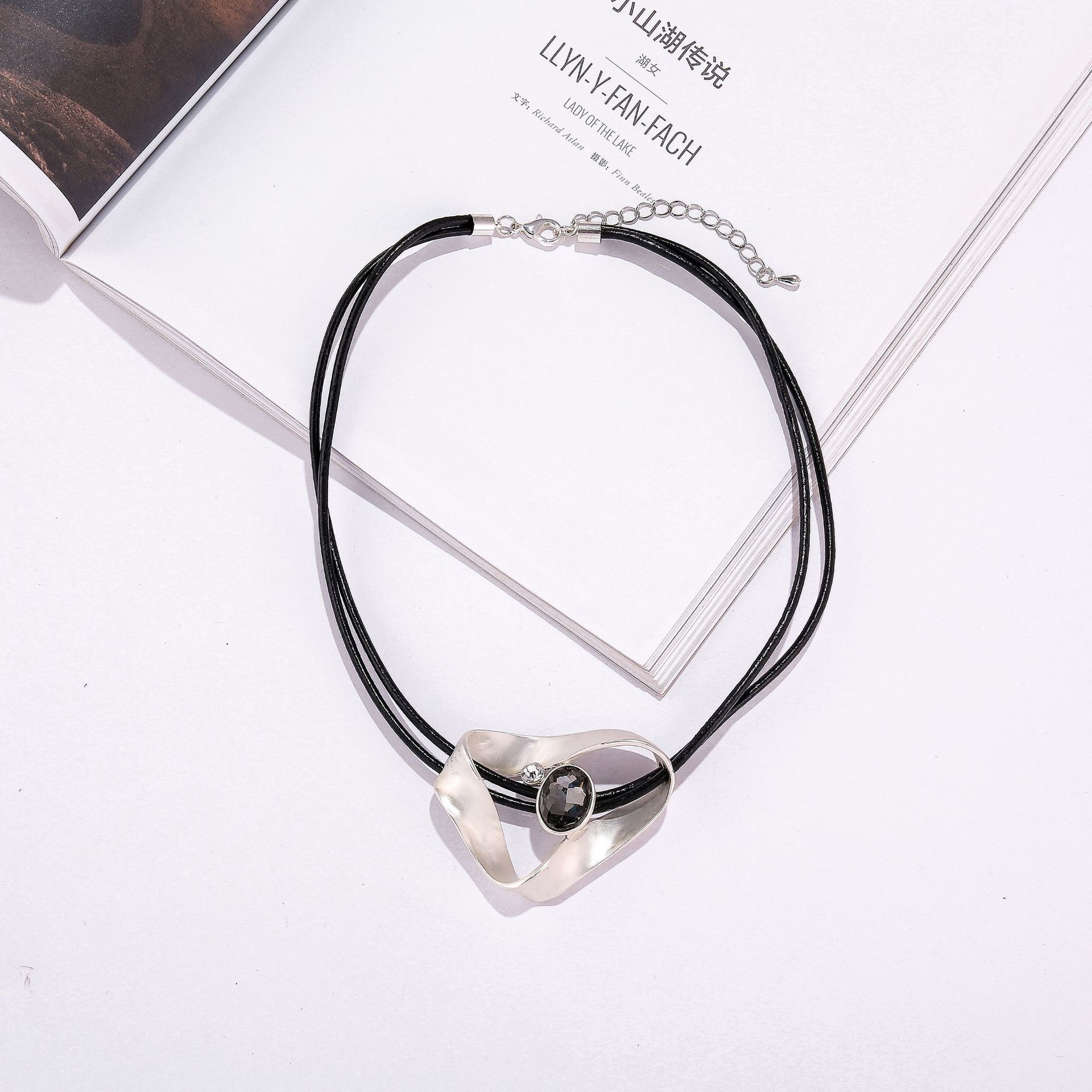 Popular Irregular Oval Diamond-Set Ladies Geometric Clavicle Chain Short Necklace