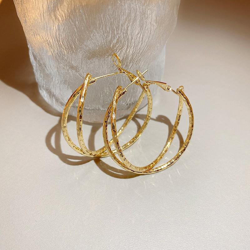Stylish Irregular Three-Layer C-Shaped Earrings: European & American Metal Fashion Studs with a Luxurious High-End Appeal