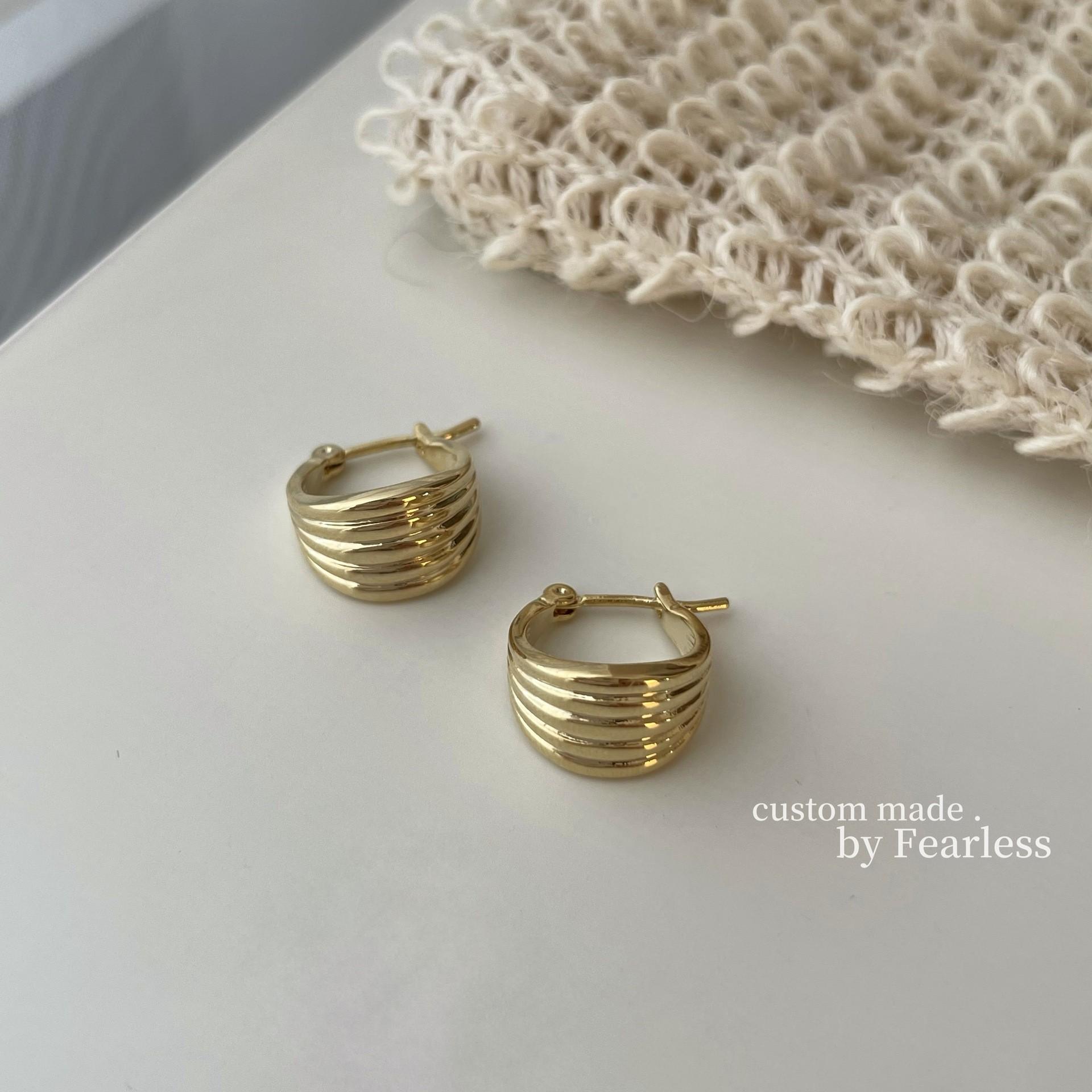 

Korean niche design sense commuter versatile earrings women, calf horn blogger ear buckle золотой