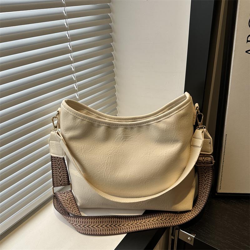 Premium underarm bag women's autumn and winter new handbag commuter versatile shoulder messenger bag