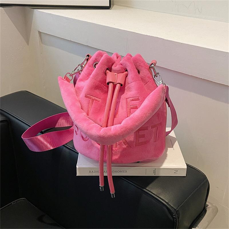 

Bag autumn and winter plush bag women 2025 shoulder fashion letter bucket bag ins retro shoulder handbag рожевий червоний колір