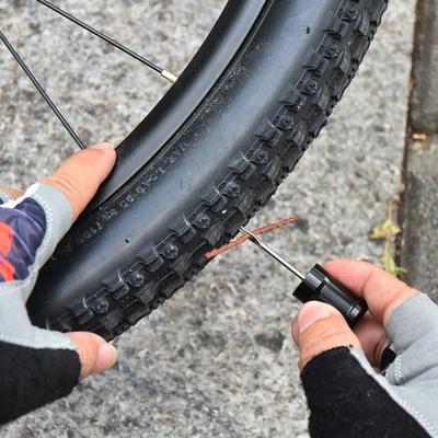 Tragbares Tubeless-Reifenreparaturset für Fahrräder, Gabelbohrerwerkzeug mit 5 Reifenreparaturstreifen für Notfall-MTB & Rennrad-Reparatur