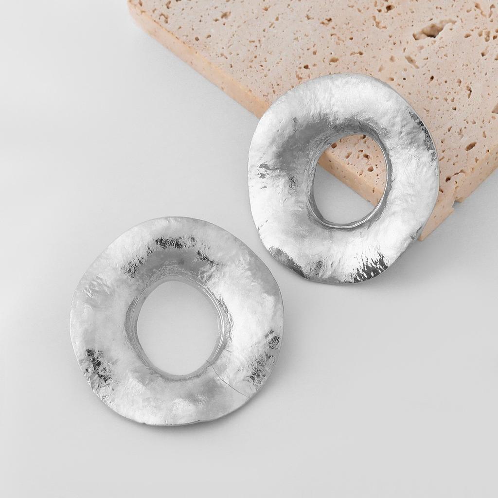 Metal Earrings for Women's High-end Sense, Large Circle, Exaggerated Style, Personalized Simple Design Sense, Fashionable Earrings.