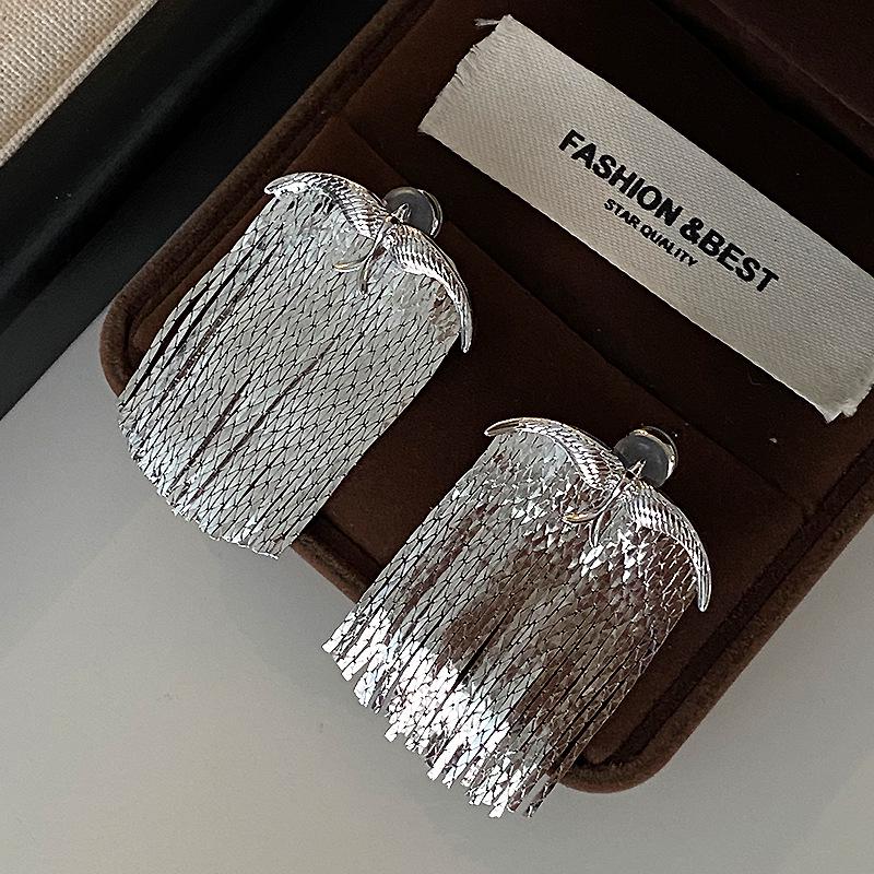 

High-End Metal Tassel Drop Earrings - Mid-Length, Light Luxury, Unique European & American Fashion 2024.