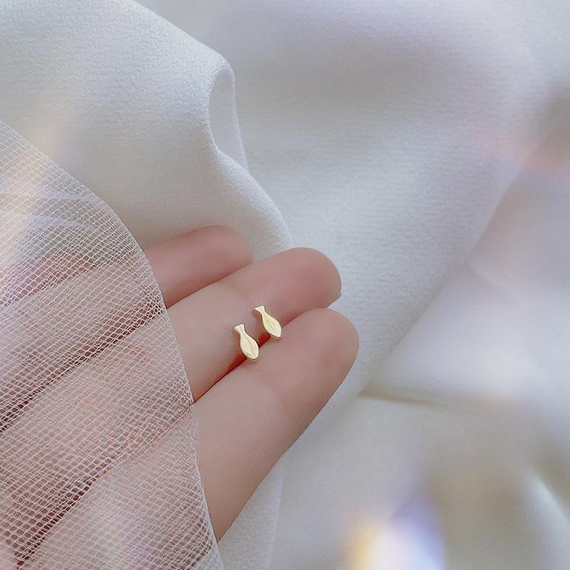 

Мини-серьги-гвоздики-невидимки, маленькие и милые серьги-рыбки, персонализированные простые студенческие украшения для ушей золотой