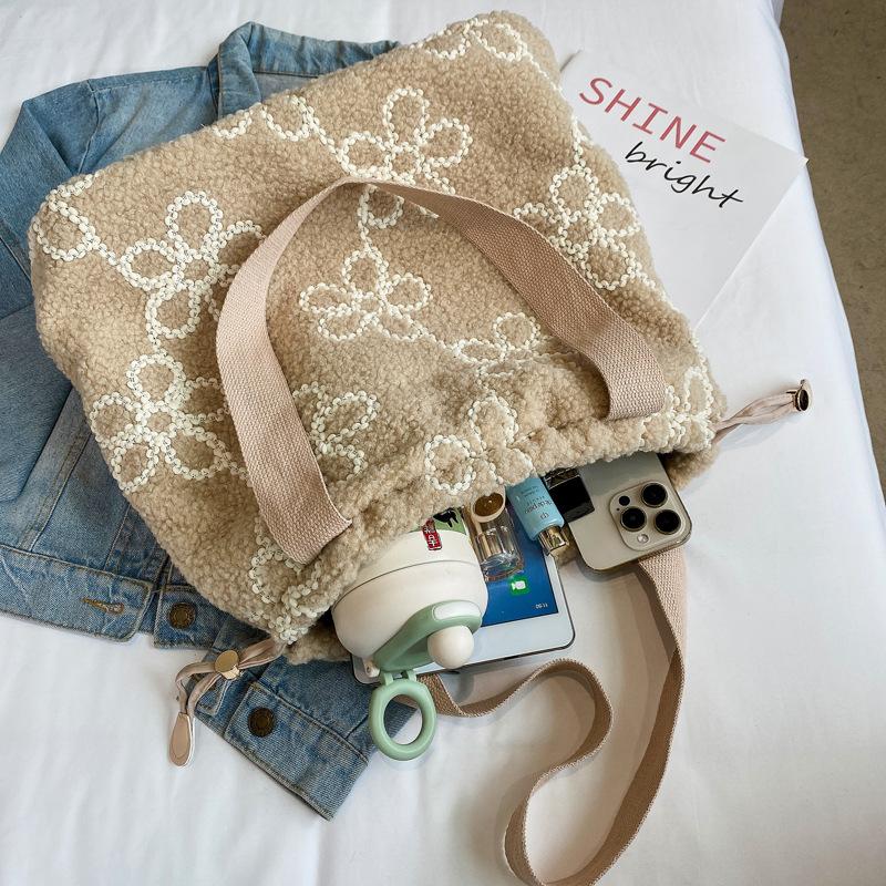 2025 Autumn New Underarm Bag Women's Fashionable Foreign Plush Bag Korean Version of Large-capacity Textured Tote Bag