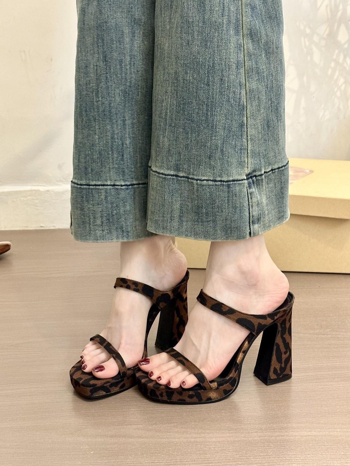 

Ноги в порядке! Темпераментная квадратная голова слово с водонепроницаемым столом сандалии на толстом каблуке женские летние сандалии на высоком каблуке 40 цветной печати леопарда