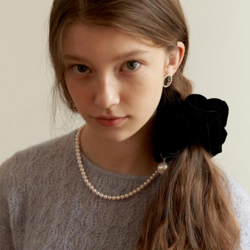 

TATIANA Velvet Pearl Hair Scrunchie_HB0101 Black