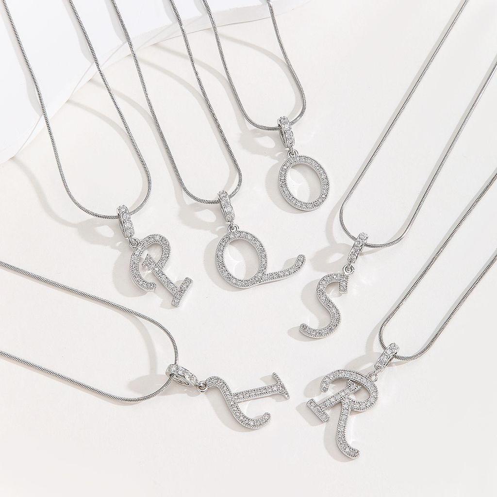 Königliches Hof-Halsband inspiriert von Mean Girls - Set mit Anhängern: Kreuz, Krone & römische Ziffern, vollständig besetzt mit Zirkonia - Luxuriöser, vergoldeter Kupfer-Choker für Damen